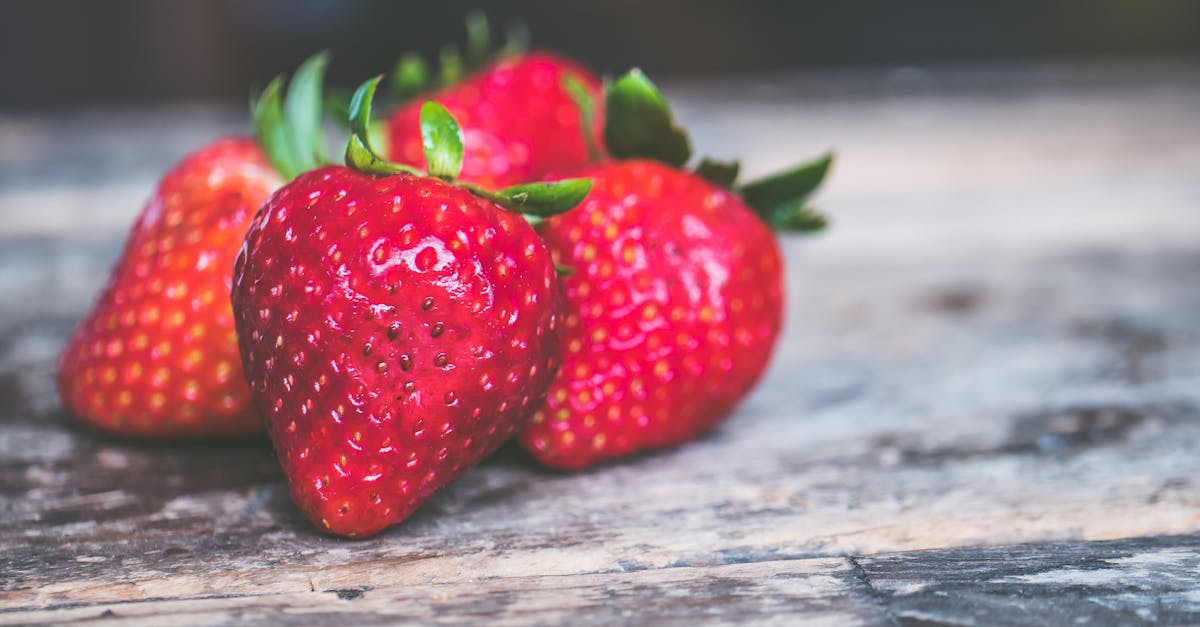 découvrez l'univers savoureux des fraises ! cette délicieuse baie rouge est riche en vitamines, antioxydants et saveurs. idéales pour vos desserts, smoothies ou à déguster seules, les fraises sont un incontournable de l'été. apprenez tout sur leurs bienfaits et comment les intégrer dans votre alimentation.